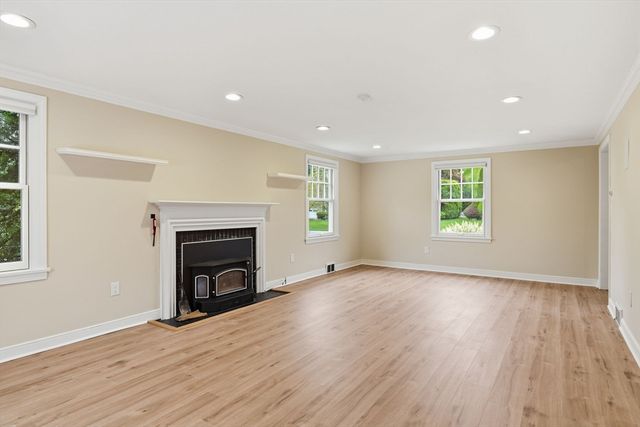107 Viscount Rd, Longmeadow, MA 01106