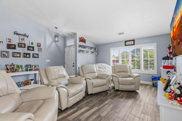 1029 Chenin Blanc St, Los Banos, CA 93635