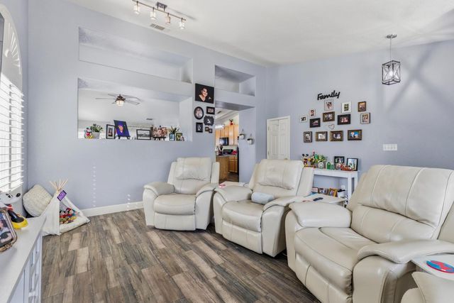 1029 Chenin Blanc St, Los Banos, CA 93635