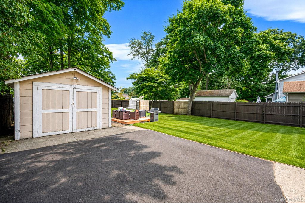 14 Richard Avenue, Islip Terrace, NY 11752 — photo 5