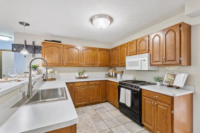 2615 Faringdon COURT, Waukesha, WI 53188