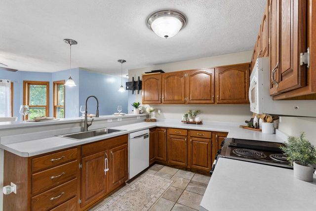 2615 Faringdon COURT, Waukesha, WI 53188