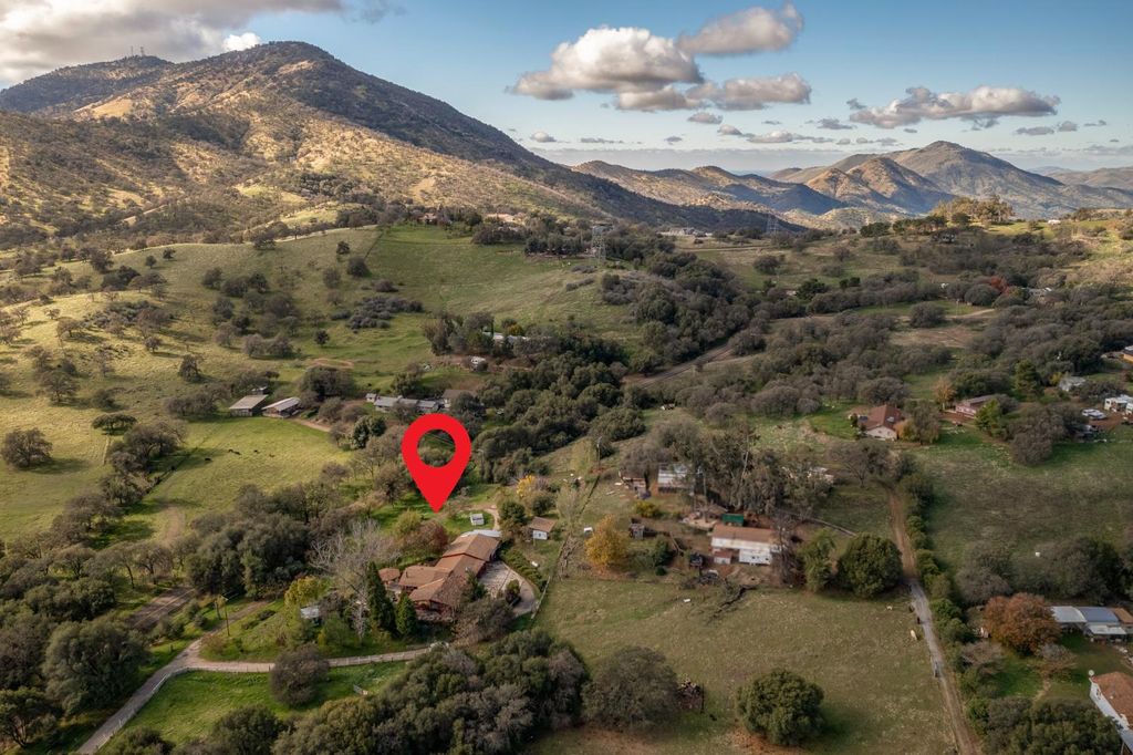 Image 13 of property listing at 1351 Rector Lane, Yokuts Valley, CA 93675