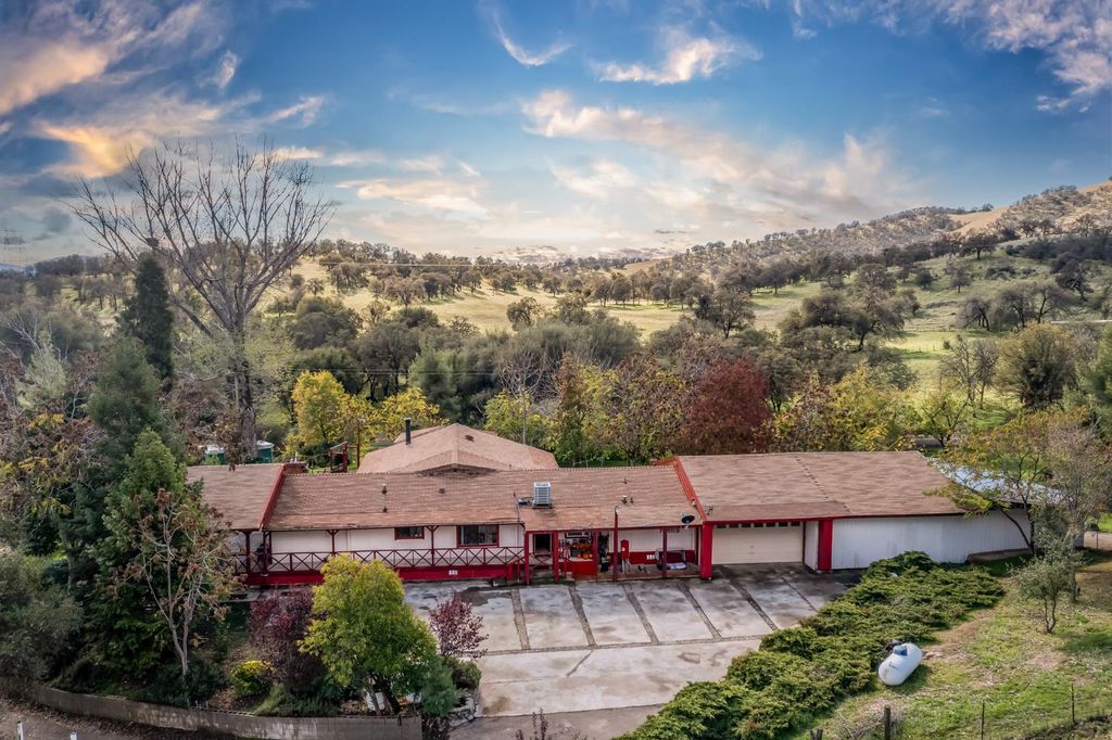 Image 2 of property listing at 1351 Rector Lane, Yokuts Valley, CA 93675