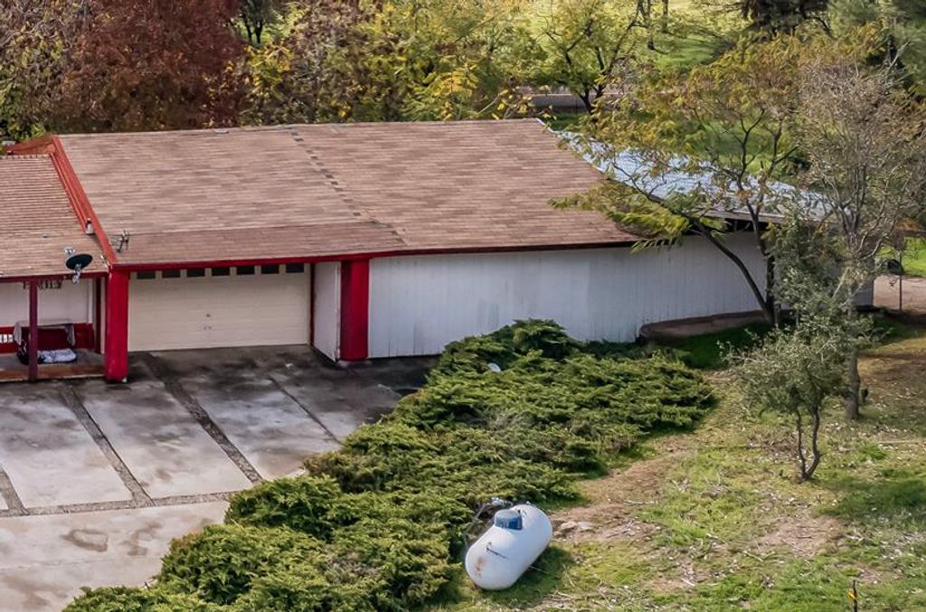 Image 4 of property listing at 1351 Rector Lane, Yokuts Valley, CA 93675