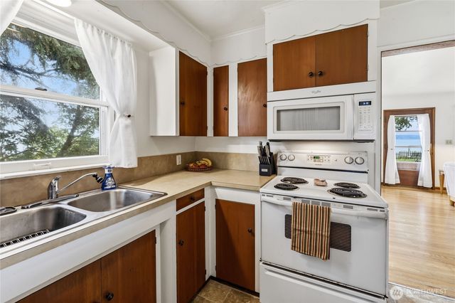 23932 Jefferson Point Road NE, Kingston, WA 98346