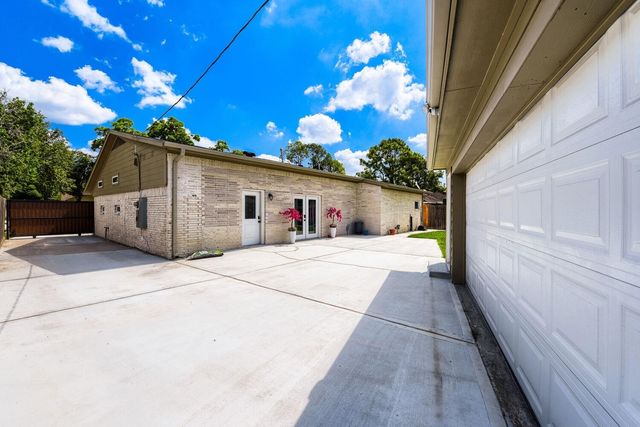 8815 Sharpview Drive, Houston, TX 77036