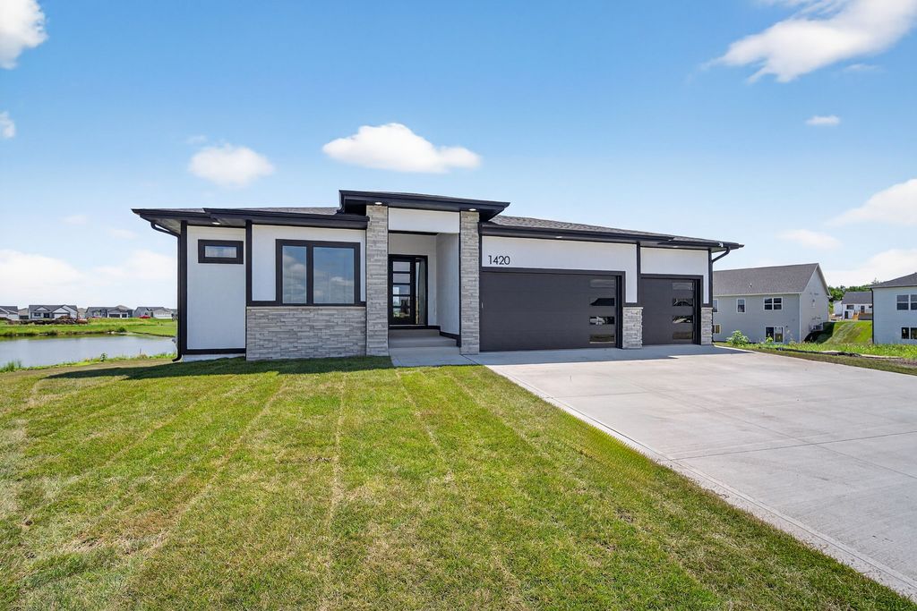 1420 NW Bull Run Court, Waukee, IA 50263