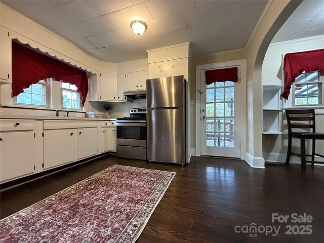 375 20th Avenue NE, Hickory, NC 28601