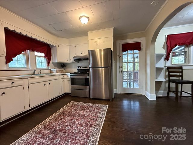 375 20th Avenue NE, Hickory, NC 28601