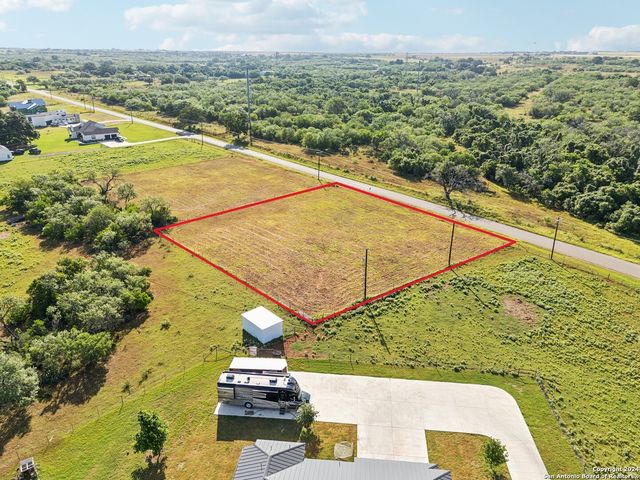 573 COUNTY ROAD 405, Floresville, TX 78114