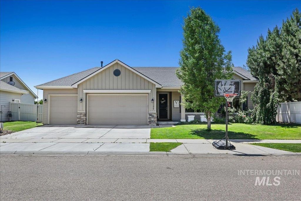 1177 White Horse Ridge Dr, Middleton, ID 83644