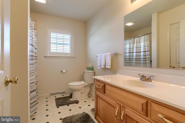 10 LION LN, Jonestown, PA 17038