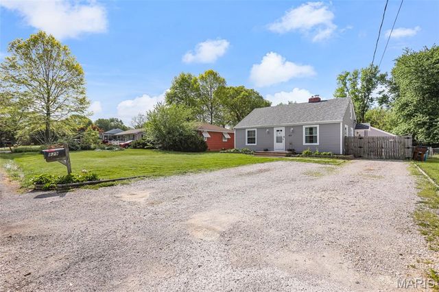 829 Oakdale Drive, East Alton, IL 62024