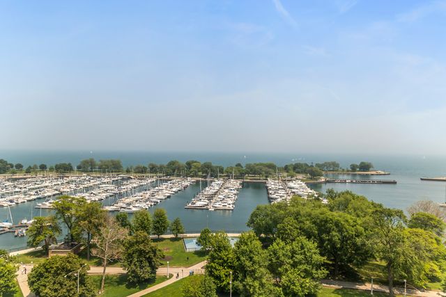 3300 N Lake Shore Drive 8D, Chicago, IL 60657