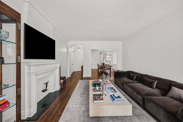 3300 N Lake Shore Drive 8D, Chicago, IL 60657