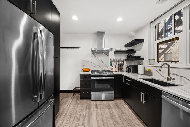3300 N Lake Shore Drive 8D, Chicago, IL 60657