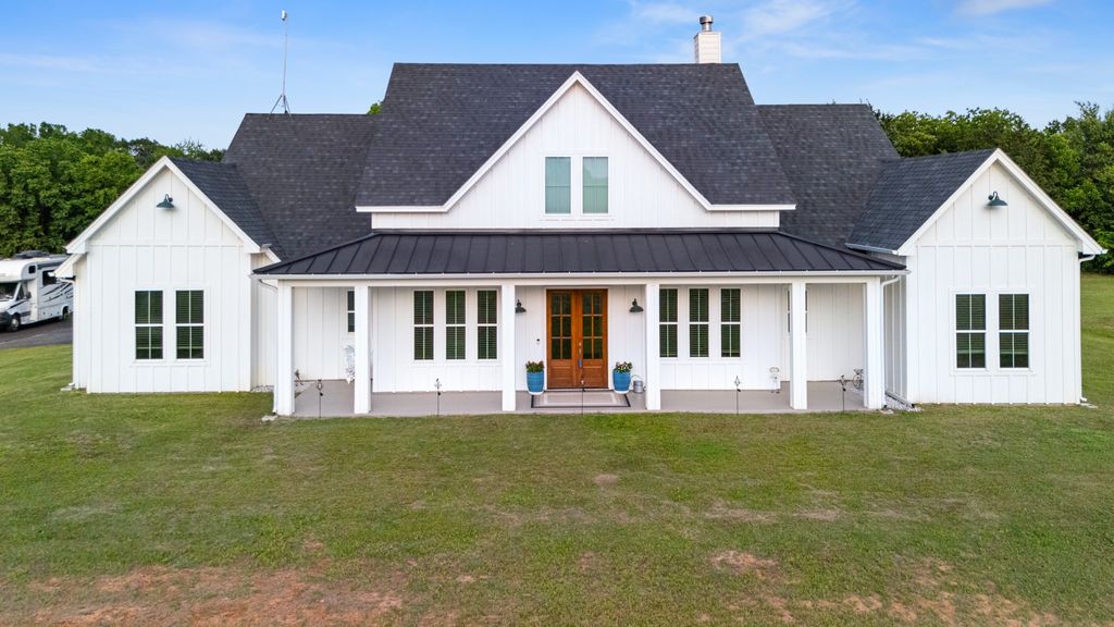 2972 N Trinity Street, Decatur, TX 76234