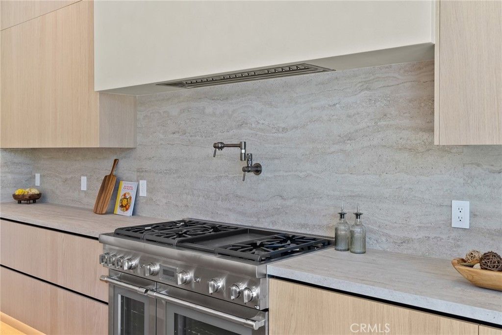 Image 10 of property listing at 14738 Otsego Street, Sherman Oaks, CA 91403