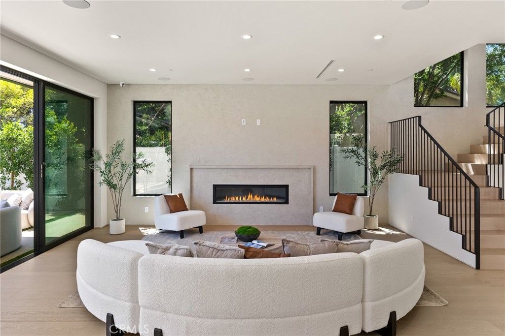 Image 13 of property listing at 14738 Otsego Street, Sherman Oaks, CA 91403