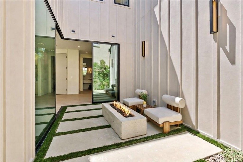 Image 21 of property listing at 14738 Otsego Street, Sherman Oaks, CA 91403