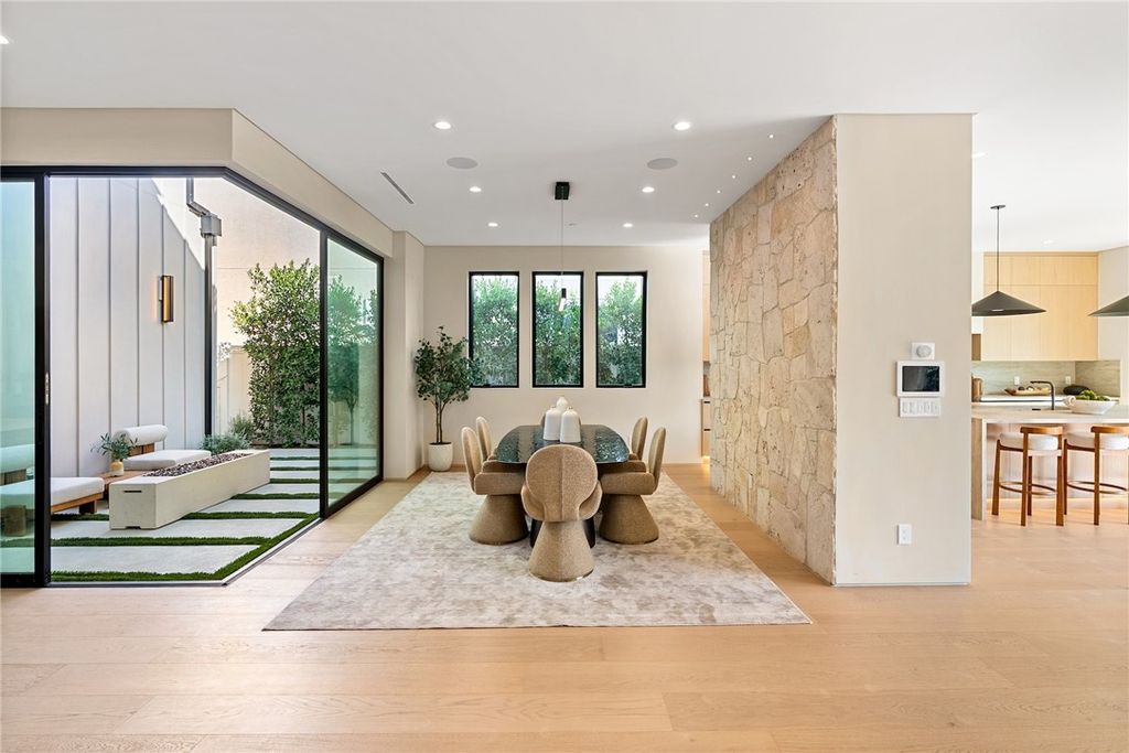 Image 22 of property listing at 14738 Otsego Street, Sherman Oaks, CA 91403