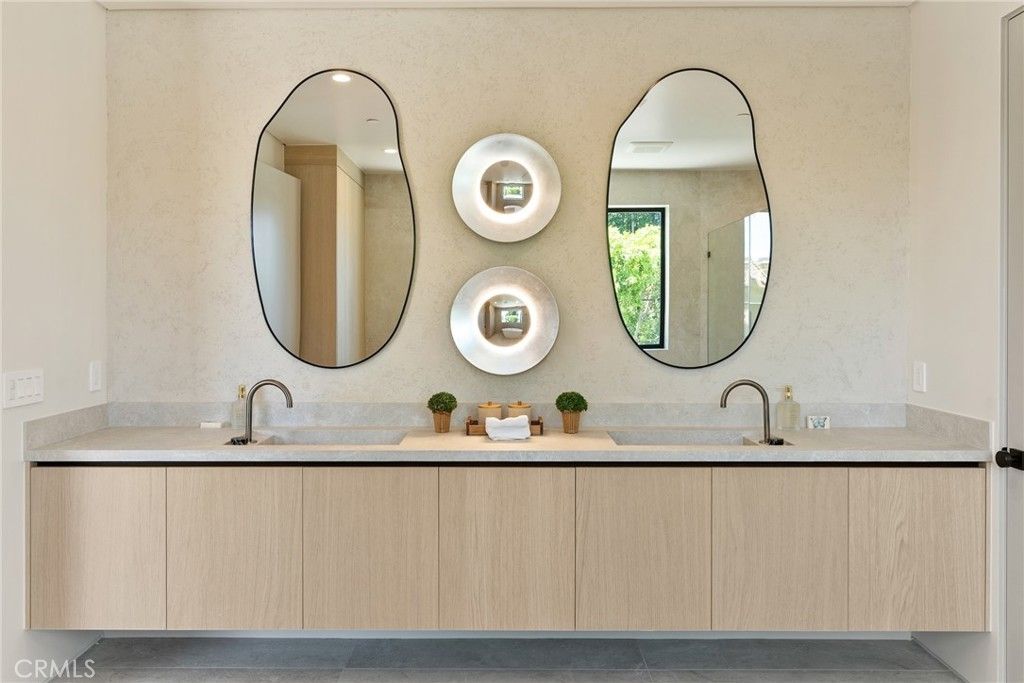 Image 34 of property listing at 14738 Otsego Street, Sherman Oaks, CA 91403