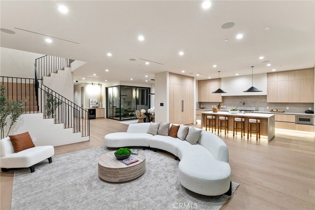 Image 4 of property listing at 14738 Otsego Street, Sherman Oaks, CA 91403