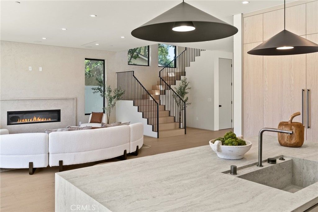 Image 6 of property listing at 14738 Otsego Street, Sherman Oaks, CA 91403