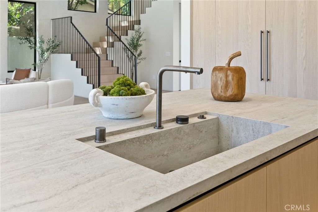 Image 7 of property listing at 14738 Otsego Street, Sherman Oaks, CA 91403