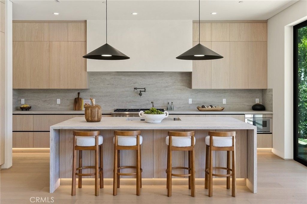 Image 8 of property listing at 14738 Otsego Street, Sherman Oaks, CA 91403