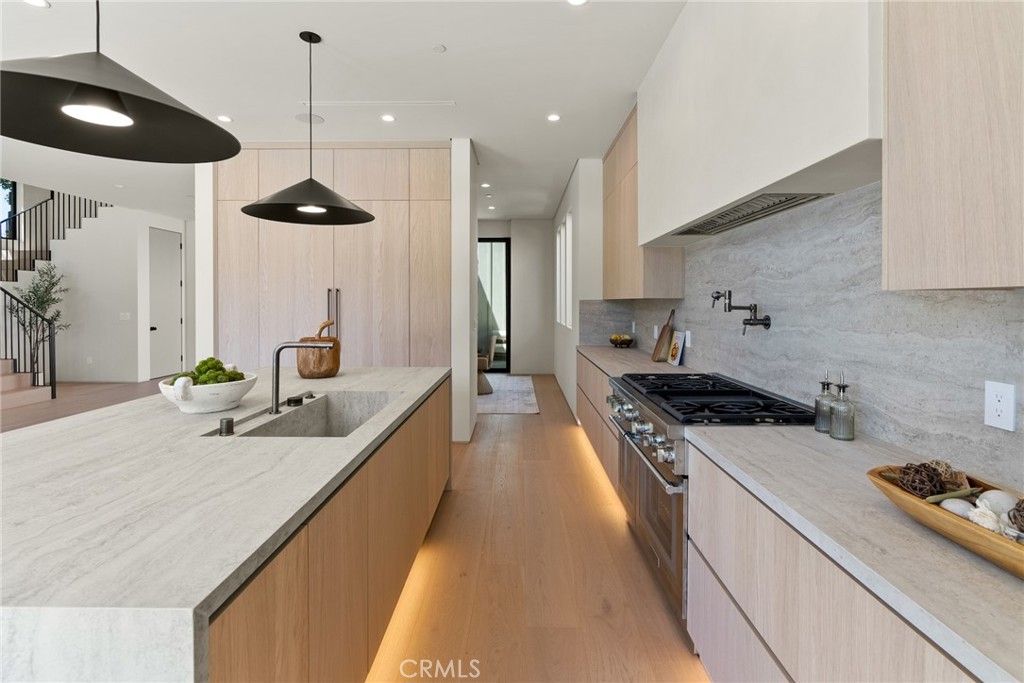 Image 9 of property listing at 14738 Otsego Street, Sherman Oaks, CA 91403