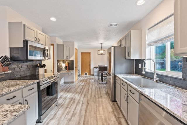 607 W Persimmon Ln, Spokane, WA 99224