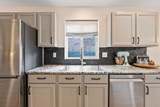 607 W Persimmon Ln, Spokane, WA 99224
