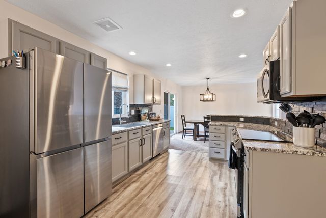 607 W Persimmon Ln, Spokane, WA 99224