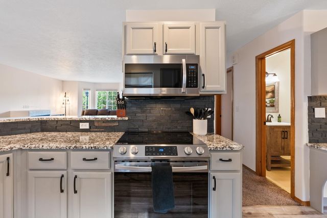 607 W Persimmon Ln, Spokane, WA 99224