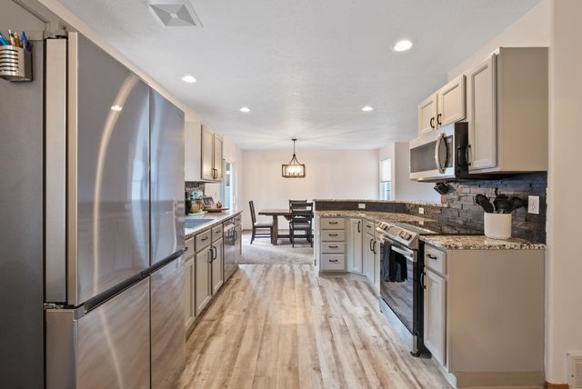 607 W Persimmon Ln, Spokane, WA 99224
