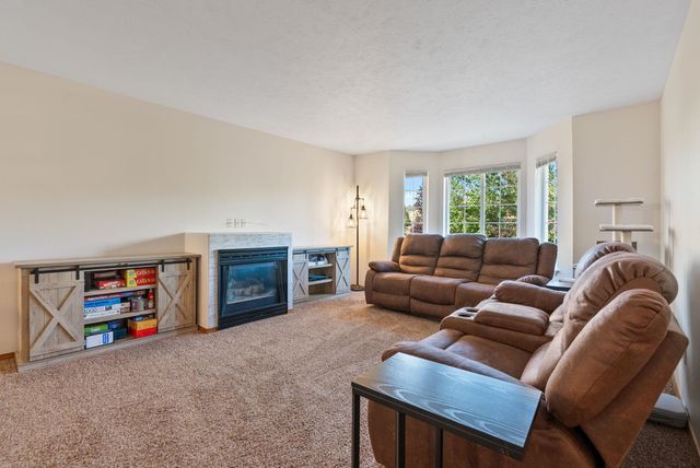 607 W Persimmon Ln, Spokane, WA 99224