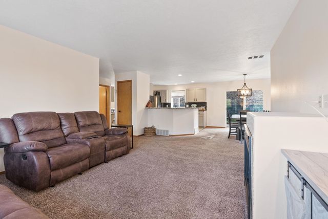 607 W Persimmon Ln, Spokane, WA 99224