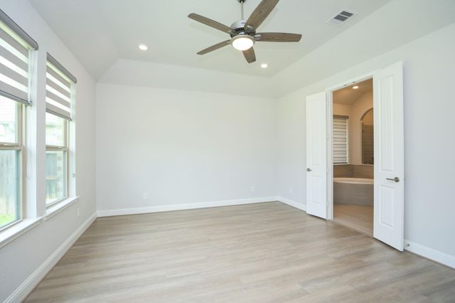 20915 Whirlaway Green Circle, Tomball, TX 77377