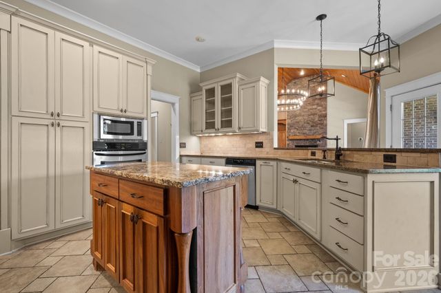 1055 Catawba Greens Drive, Newton, NC 28658