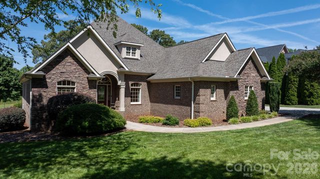 1055 Catawba Greens Drive, Newton, NC 28658