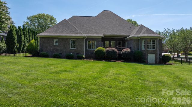 1055 Catawba Greens Drive, Newton, NC 28658