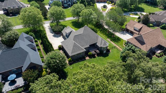 1055 Catawba Greens Drive, Newton, NC 28658