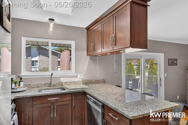 14087 Golfview Street, Livonia, MI 48154
