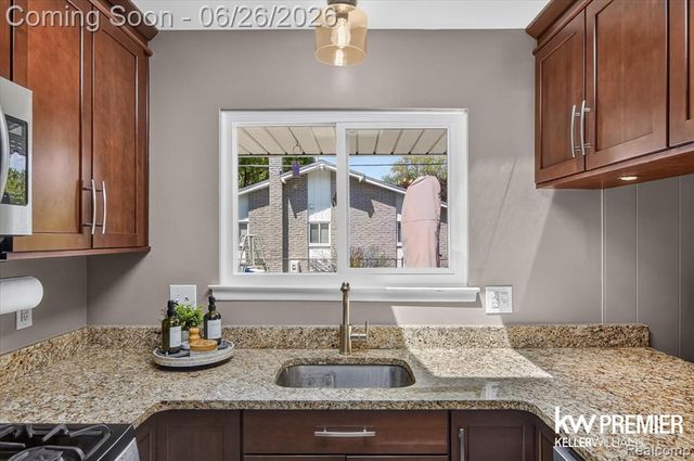 14087 Golfview Street, Livonia, MI 48154