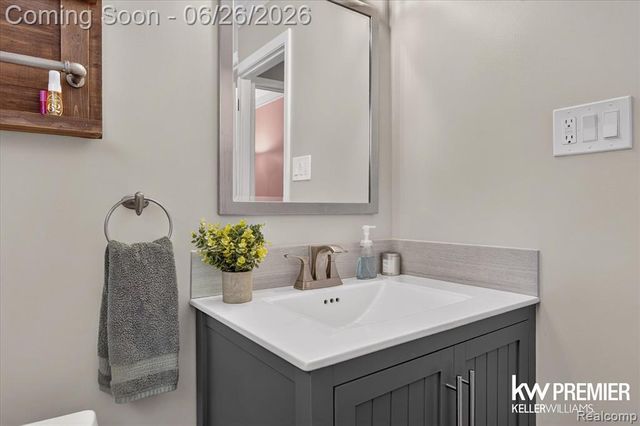 14087 Golfview Street, Livonia, MI 48154