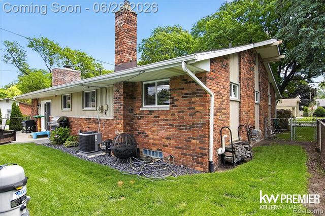 14087 Golfview Street, Livonia, MI 48154