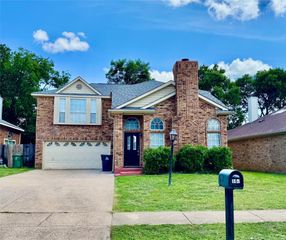 104 Moss Hill Drive, Arlington, TX 76018