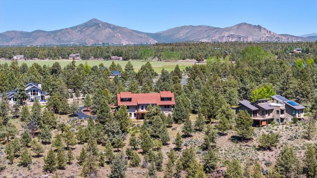 7950 NW Grubstake Way, Redmond, OR 97756